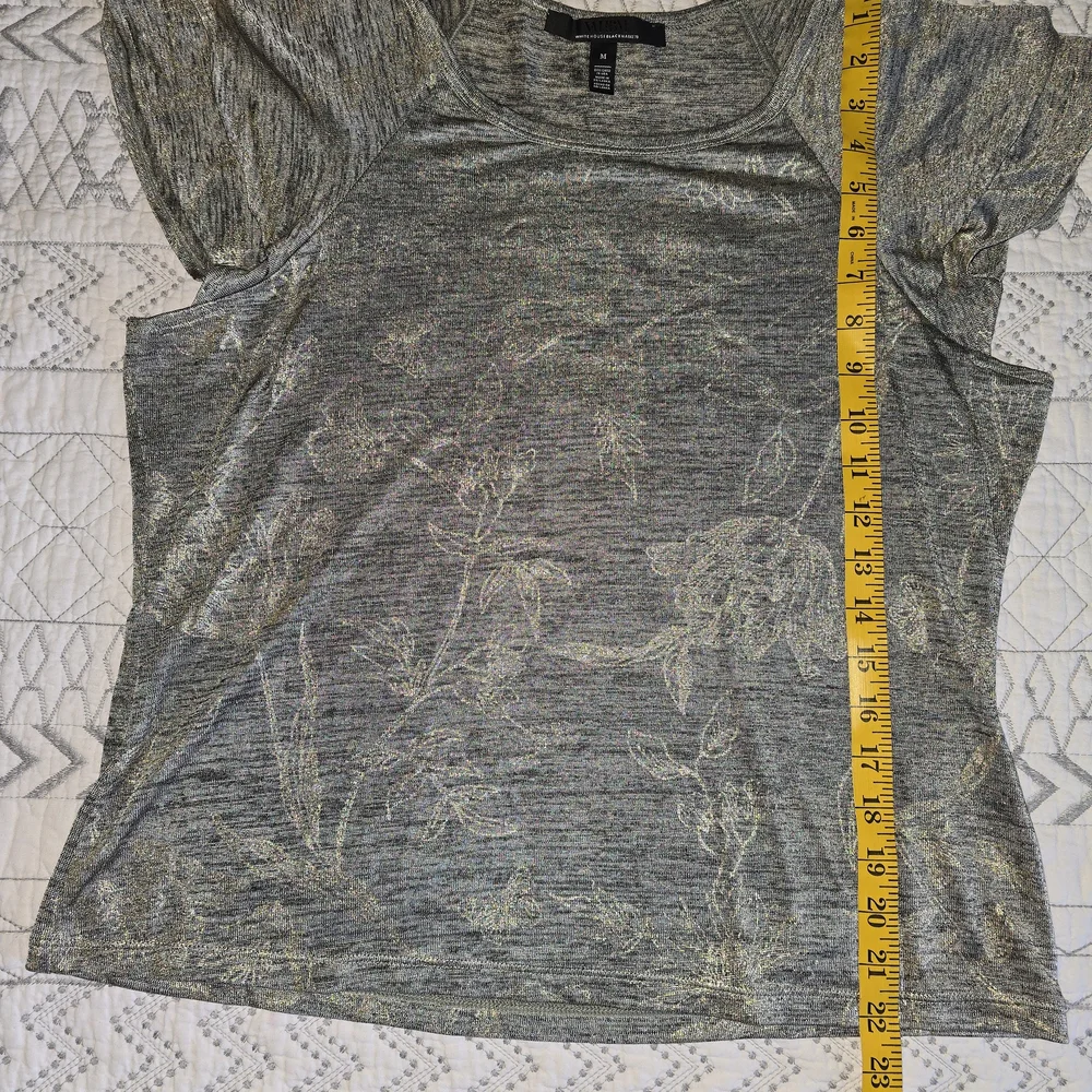 White House Black MarketElegant Gray/Gold Floral Women's Top Sz M - Picture 3 of 3
